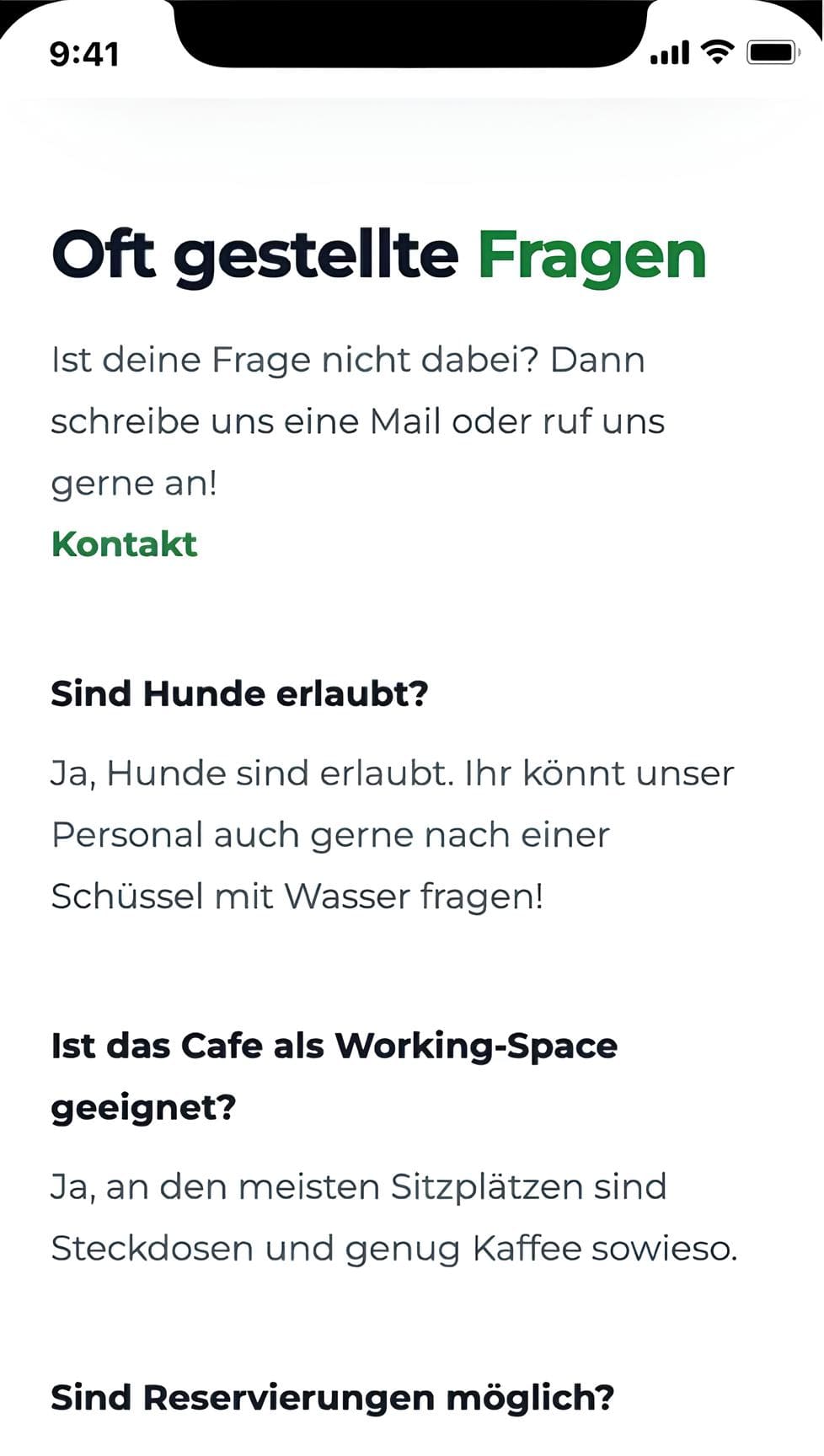 Smartphone mit FAQ-Bereich einer Gastronomie-Website